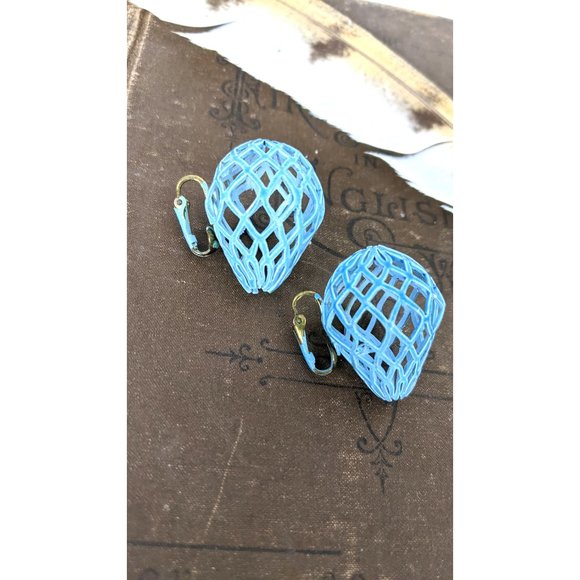 Vintage turquoise blue open metal tear drop clip earrings - Picture 4 of 4